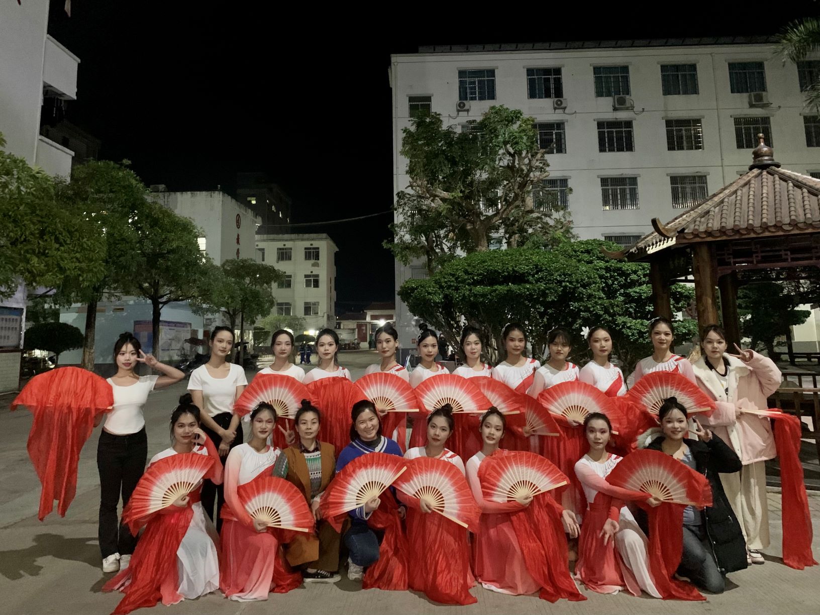 星空体育官网(中国)官方网站到木乐一中绘画展示、参与晚会表演