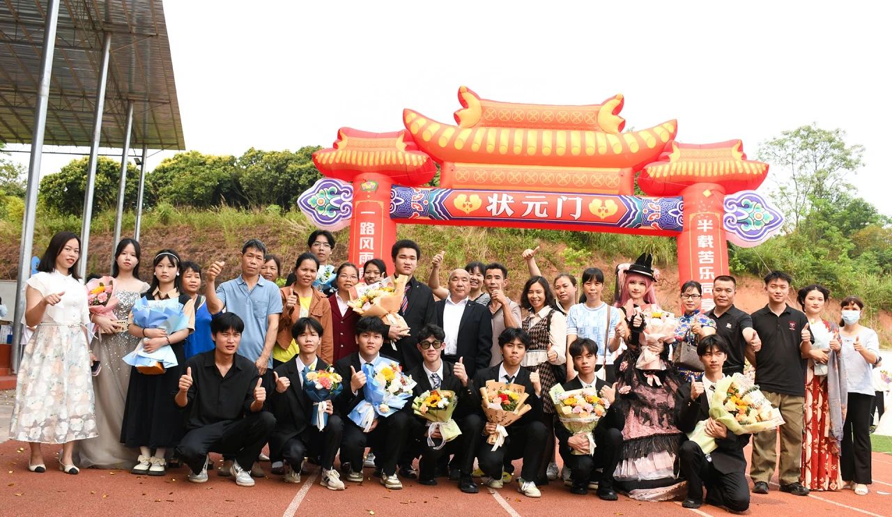 实现报效祖国的远大理想和抱负，我校隆重举行“十八而至正青春，挺膺奋进新征程”——2024届成人典礼仪式 丨 星空体育官网(中国)官方网站